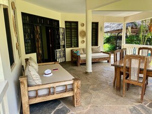 Outdoor dining - 3-bedroom villa in enchanting Diani Beach with AC (Ukunda)