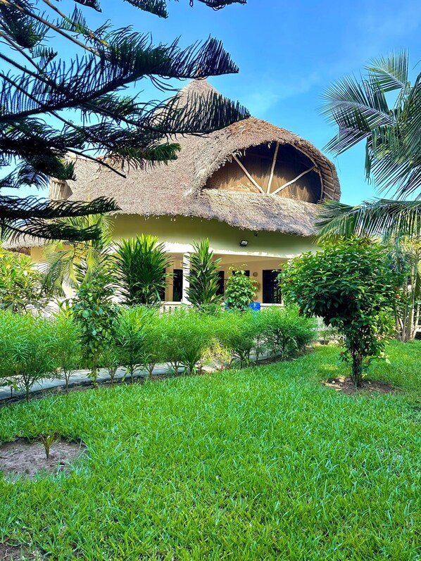 Exterior - 3-bedroom villa in enchanting Diani Beach with AC (Ukunda)
