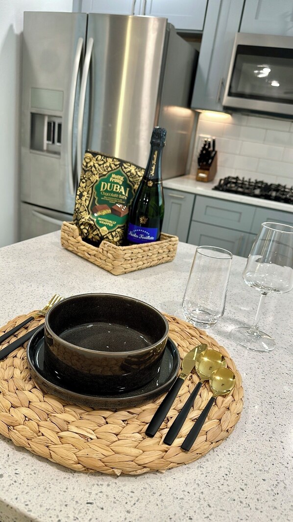 Kylskåp, mikrovågsugn, spishäll och kaffe- och tebryggare