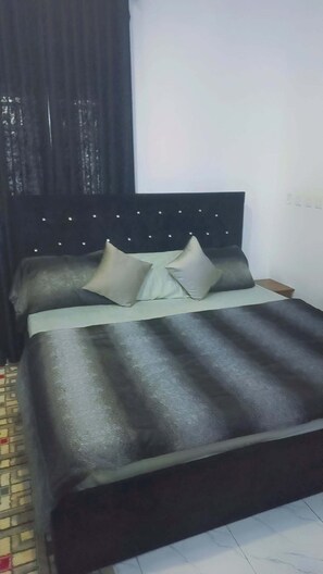 1 dormitorio, tabla de planchar con plancha, Internet y ropa de cama