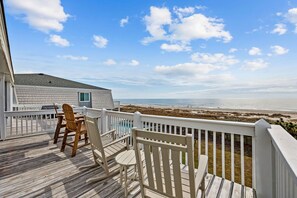 Property grounds - Bright and Inviting 2BR Beach Condo Steps from Sand and Local Attractions (Ocean Isle Beach)