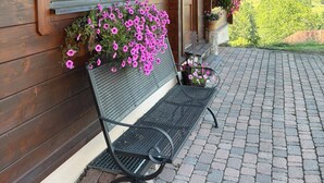 A wooden building with a bench and potted plants. - Quiet vacation apartment 'Weideblick' in the middle of nature in Schluchsee-Blasiwald (Schluchsee)