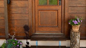 A wooden door with a glass panel, a number '2' sign, and a welcome sign. - Quiet vacation apartment 'Weideblick' in the middle of nature in Schluchsee-Blasiwald (Schluchsee)