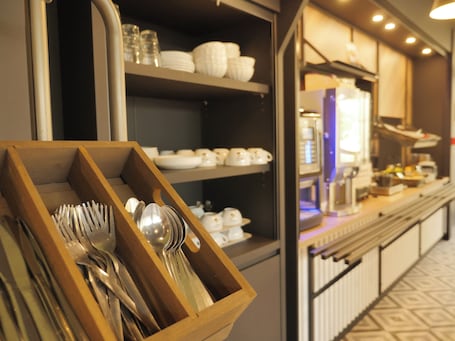 Frukostbuffé mot avgift på vardagar. BB HOTEL Carcassonne Rocadest La Cite