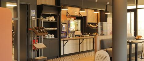 Frukostbuffé på vardagar (EUR 9.50 per person)