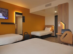 Classic Quadruple Room | Seterika/papan seterika, Wi-fi percuma 