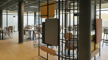 Petit déjeuner buffet servi en semaine (9.50 EUR par personne)