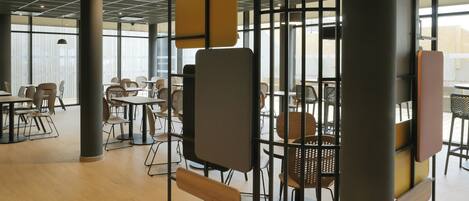 Ontbijtbuffet op werkdagen (EUR 9.50 per persoon)