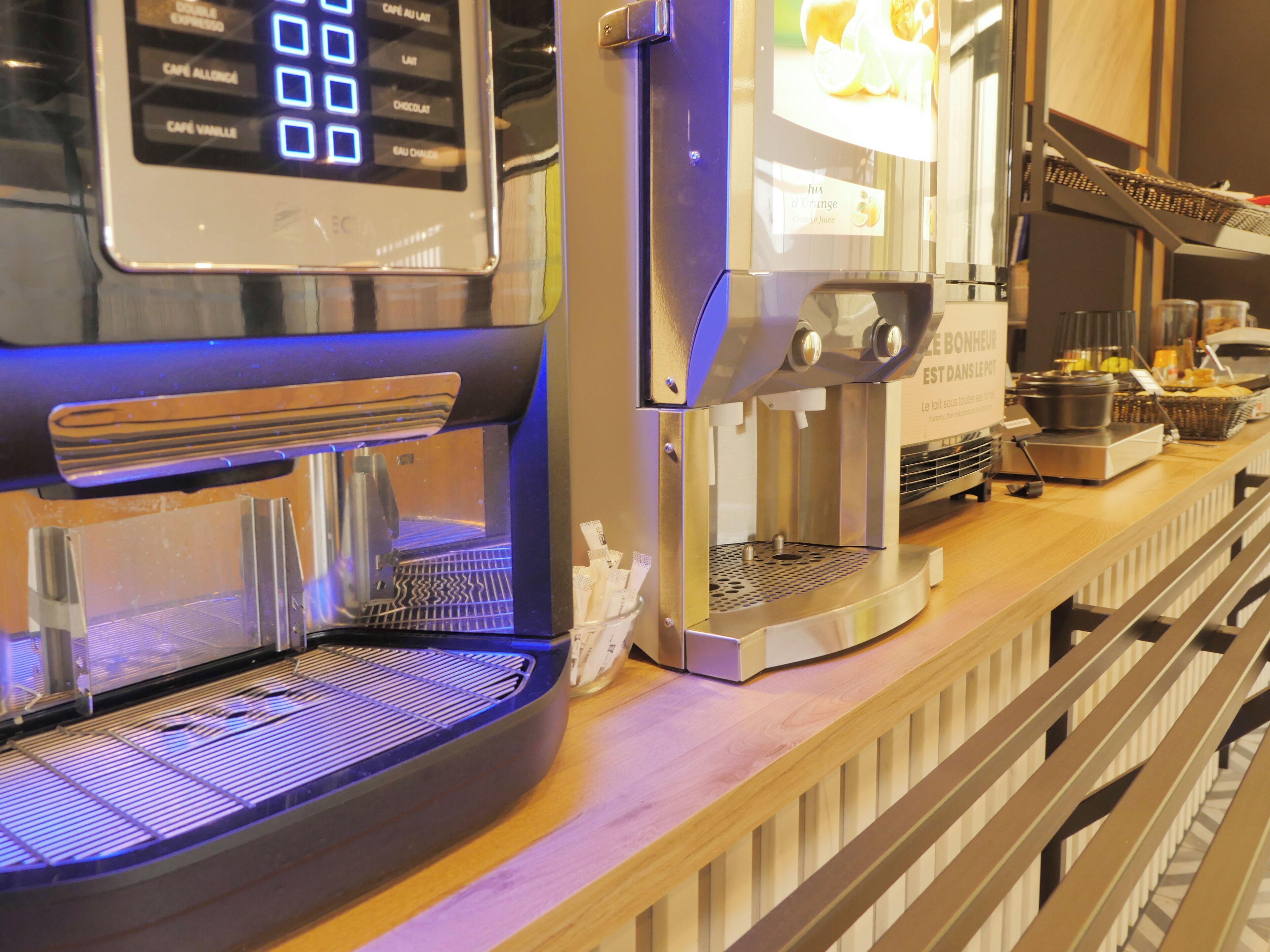 Une machine à café dotée d’un écran numérique et proposant un menu de différentes boissons.