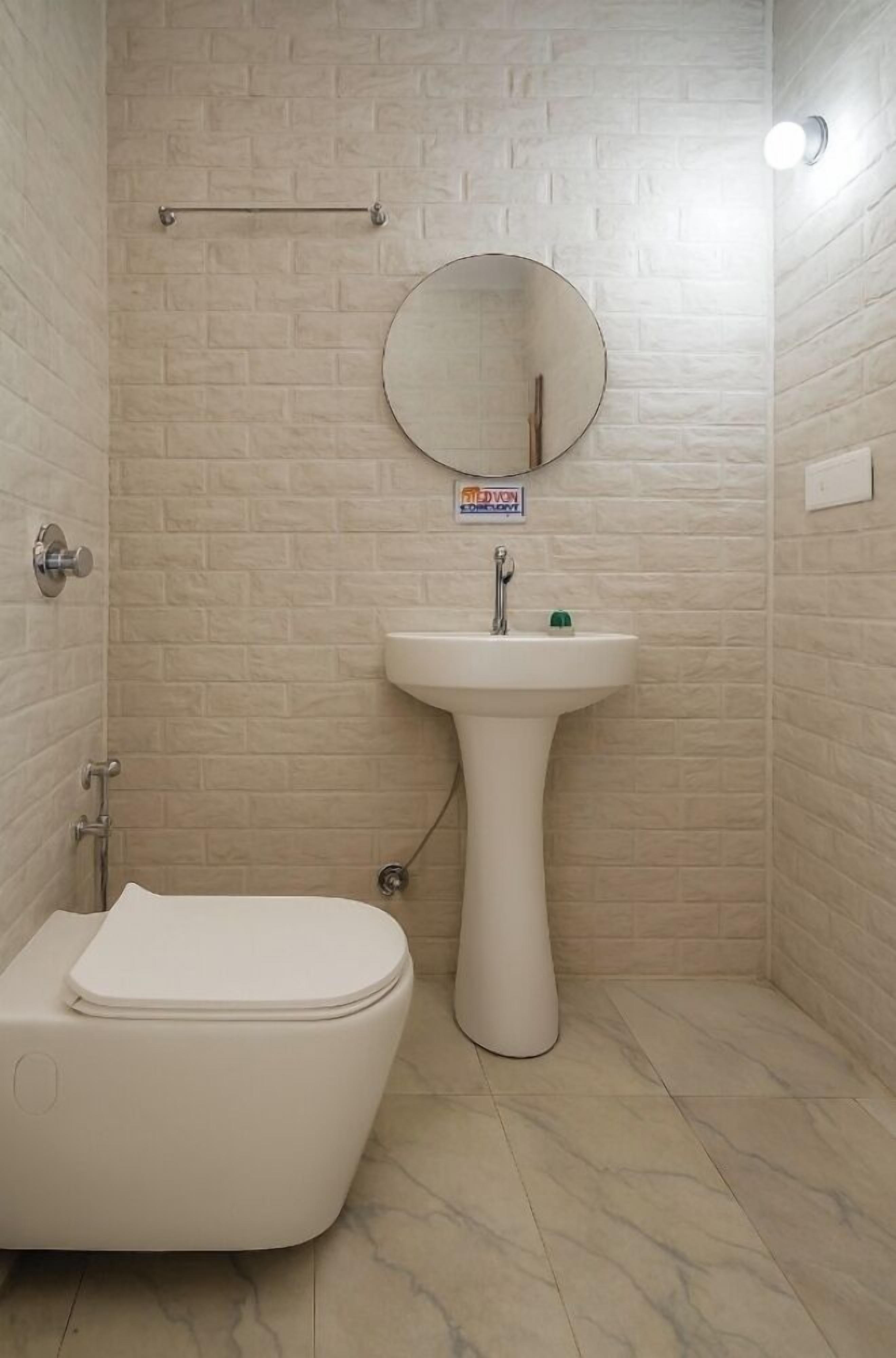 Economy Room | Bathroom | Free toiletries, towels, soap, shampoo