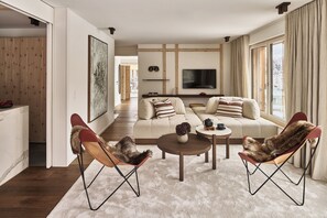 مكتب ومساحة عمل للكمبيوتر المحمول وأسرّة أطفال/رضّع (مجانًا)