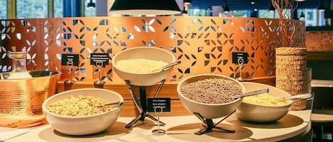 بوفيه فطور مجانًا يوميًا