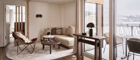 Schreibtisch, laptopgeeigneter Arbeitsplatz, kostenlose Babybetten