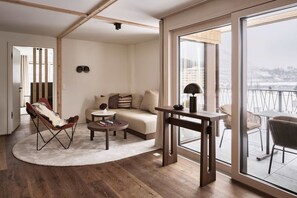 Desk, laptop workspace, free cribs/infant beds, free WiFi - The View (St. Moritz)