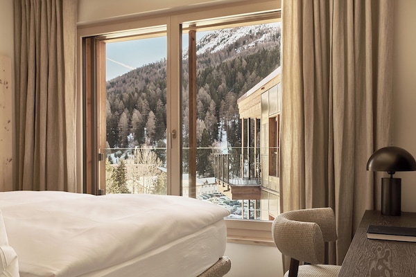 Suite Premium | Escritorio, espacio para trabajar con laptop y cunas gratuitas