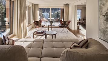 Escritorio, espacio para trabajar con laptop y cunas gratuitas