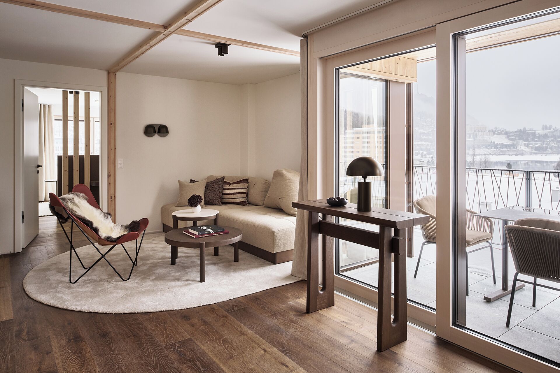 مكتب ومساحة عمل للكمبيوتر المحمول وأسرّة أطفال/رضّع (مجانًا)