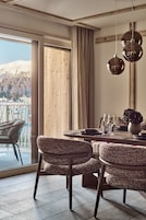 Escritorio, espacio para trabajar con laptop y cunas gratuitas