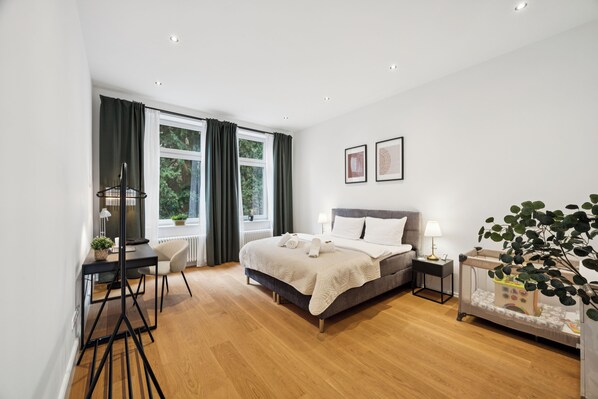 3 habitaciones, escritorio y tabla de planchar con plancha 