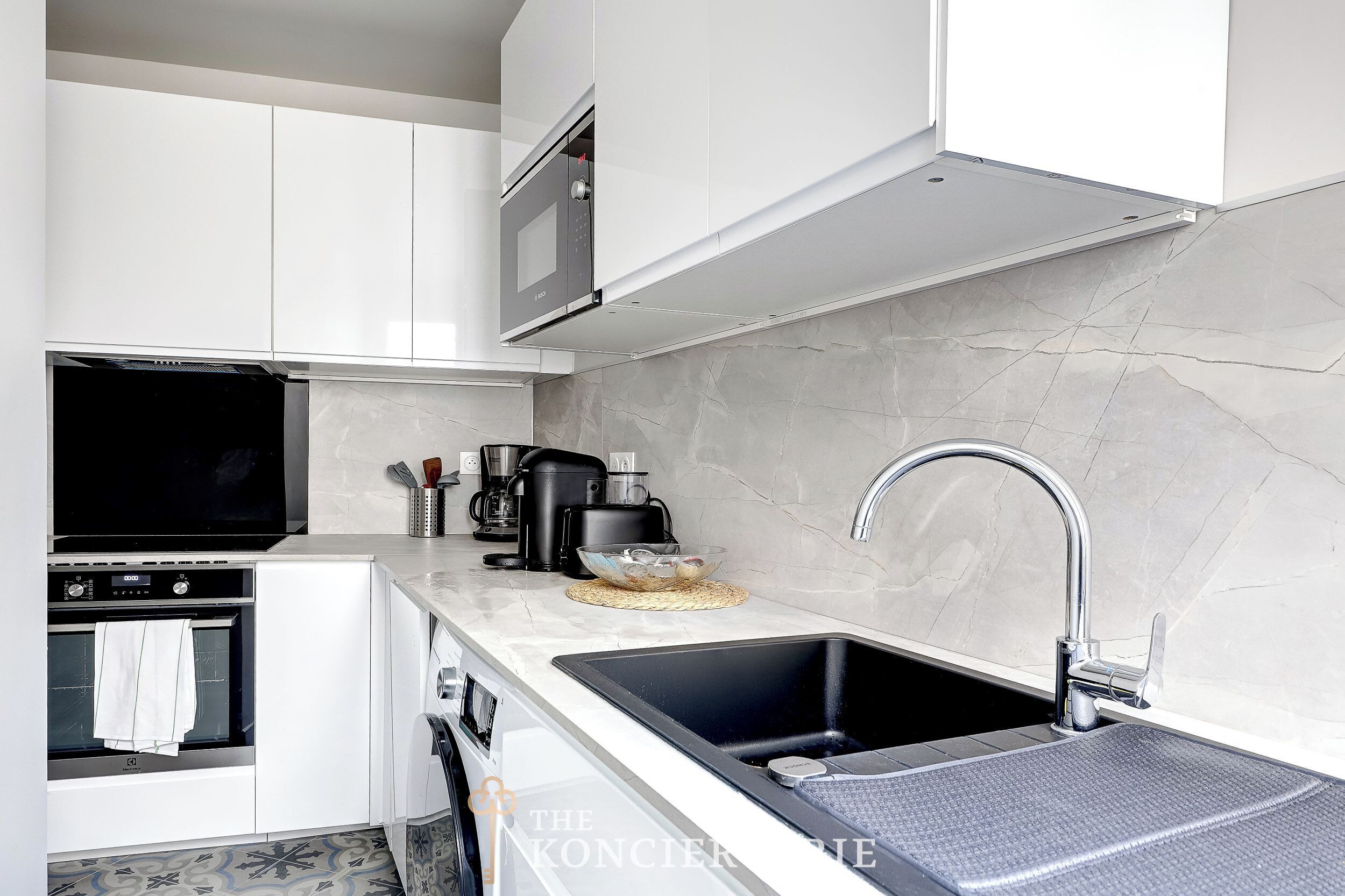 Fridge, stovetop, coffee/tea maker, toaster