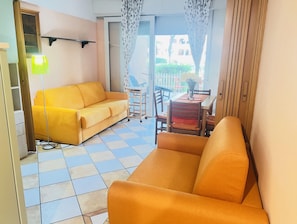Studio, Balcony, Garden View | Living room