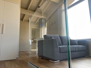 TV - Apartment 'Time To Relax Resort - Gelso' with Shared Pool, Wi-Fi and Air Conditioning (Ponti Sul Mincio)