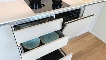 Fridge, microwave, stovetop, dishwasher