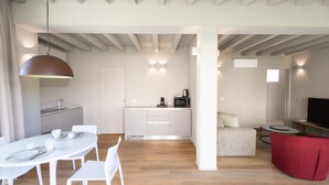Un intérieur moderne comprenant un coin repas, une cuisine et un espace salon.