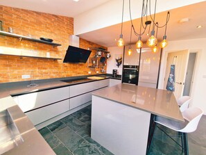 冷蔵庫、電子レンジ、オーブン、コンロ