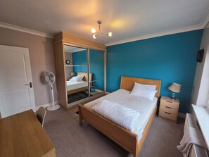 3 室のベッドルーム、アイロン / アイロン台、インターネット、ベッドシーツ