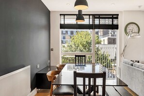 Interior - 3BD Canalside Flat in De Beauvoir Town (Greater London)