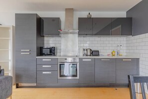 Réfrigérateur, micro-ondes, four, plaque de cuisson
