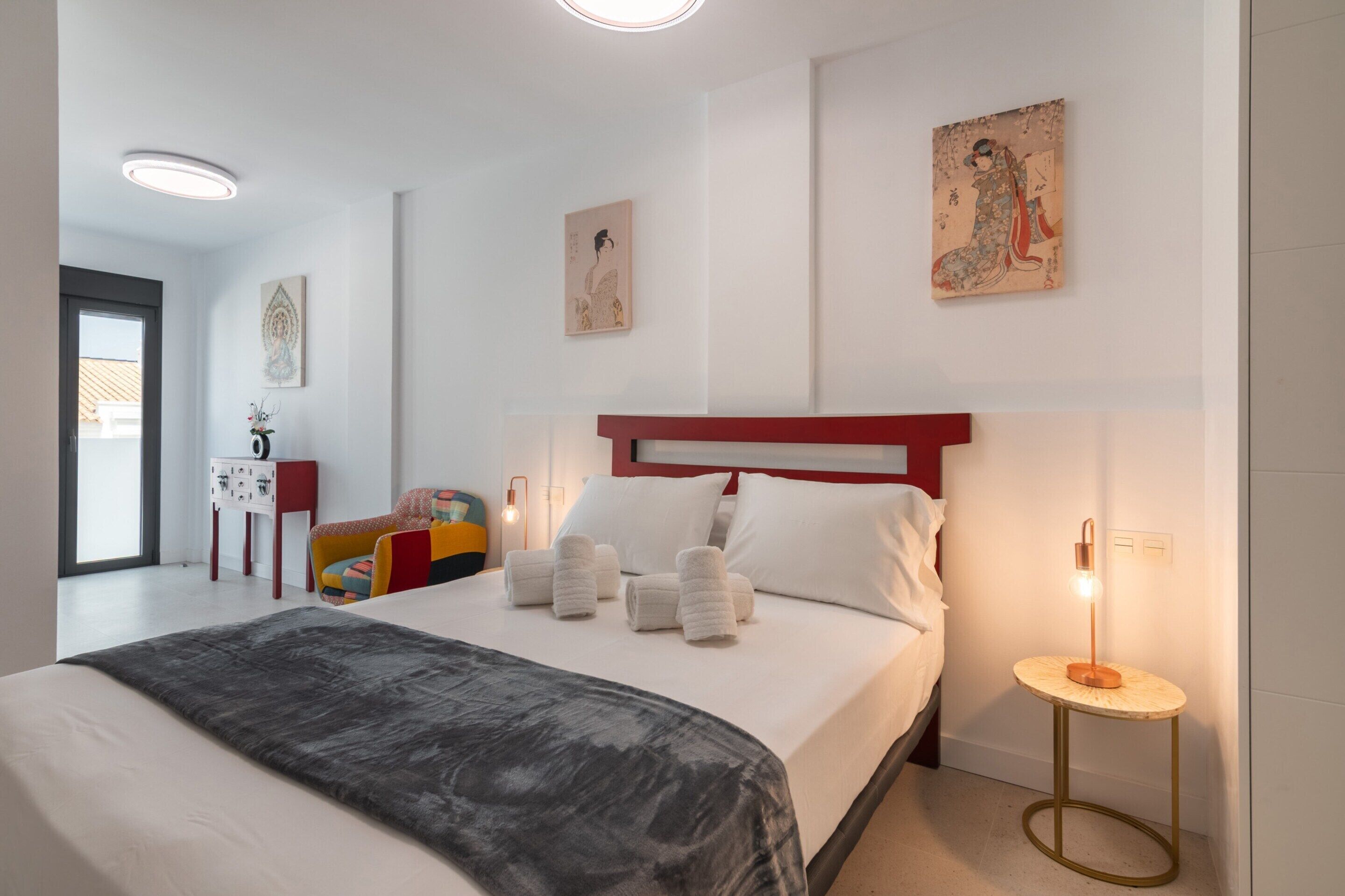 2 عدّة غرف نوم ومكواة/لوح كي