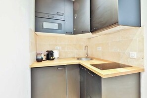 Apartment | Private kitchen | Fridge, microwave, stovetop, coffee/tea maker - Classy Apartment in the Heart of Le Marais (Paris)