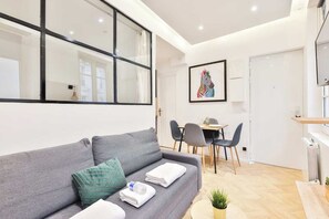 Apartment | Living area - Classy Apartment in the Heart of Le Marais (Paris)
