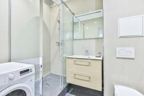 Apartment | Bathroom | Hair dryer, towels, shampoo - Classy Apartment in the Heart of Le Marais (Paris)