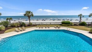 Une piscine avec vue sur la plage et l’océan.