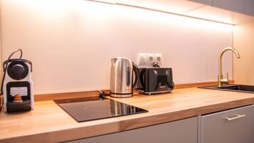 Een magnetron, een vaatwasser, een koffiezetapparaat/waterkoker