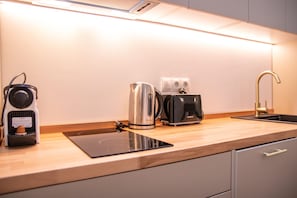 Micro-ondes, lave-vaisselle, cafetière/bouilloire, bouilloire électrique