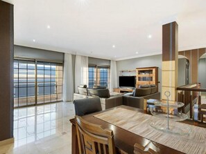 Fernseher, Tischtennisplatte