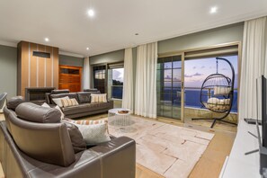 Tv och ett bordtennisbord