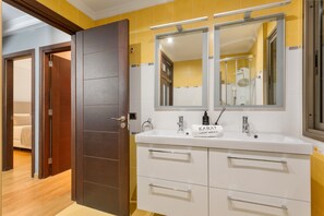 Shower, hair dryer, towels - Holiday Home 'Karat Horizonte' with Sea View, Wi-Fi and Air Conditioning (El sauzal)