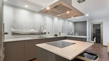 Frigorífico, microondas, horno y placa de cocina