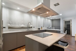 Kylskåp, mikrovågsugn, ugn och spishäll