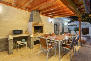 Outdoor dining - Holiday Home 'Karat Horizonte' with Sea View, Wi-Fi and Air Conditioning (El sauzal)