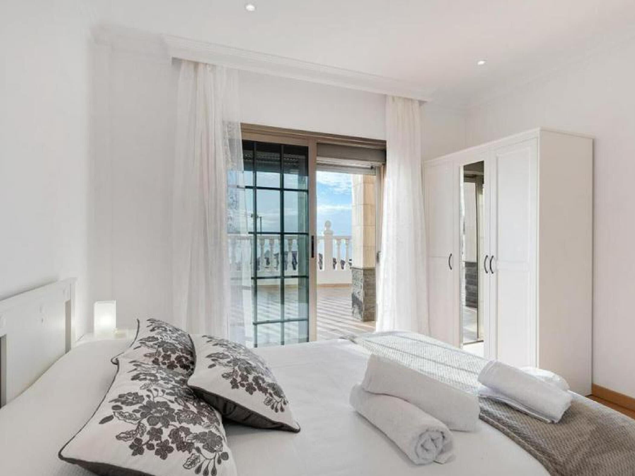 4 dormitorios, tabla de planchar con plancha, wifi y ropa de cama