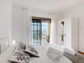 4 habitaciones, tabla de planchar con plancha, wifi y ropa de cama