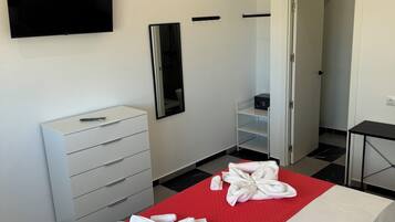 Deluxe kamer | Een kluis op de kamer, een bureau, gratis wifi
