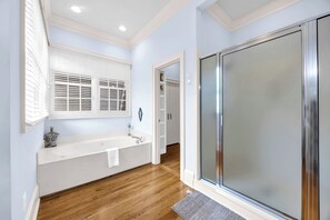 Douche, baignoire à remous, serviettes fournies