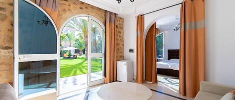 Deluxe penthouse, uitzicht op zwembad | Gratis wifi